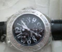Bonito reloj de marca (Nuevo en empaque original) - Carmen